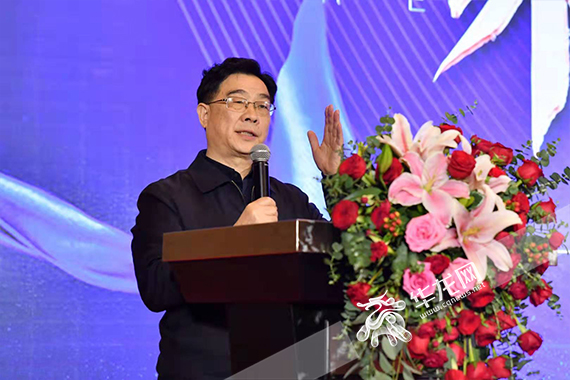 重庆市职业教育学会会长张荣致辞 周涛摄 重庆市职业教育学会会长张荣致辞 周涛摄